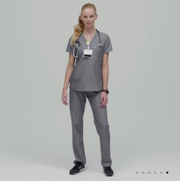 Figs Catarina™ One-Pocket Short Sleeve Classic Fit Scrub Top in Graphite S - Picture 11 of 15